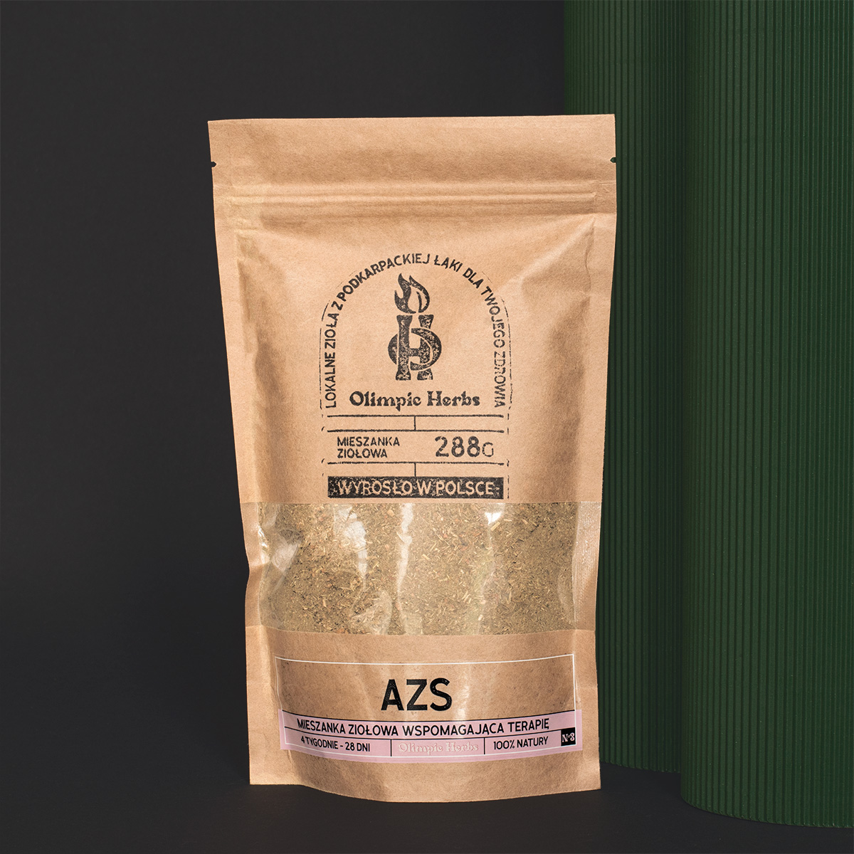 azs_mieszanka zdjęcie na ciemnym tle produktu przedstawiające brązowe opakowanie z papieru ekologicznego z ziołami wewnątrz (Mieszanka ziołowa) na etykiecie znajdują się różowe elementy oznaczające serię ziół na AZS( atopowe zapalenie skóry ) Olimpic Herbs
