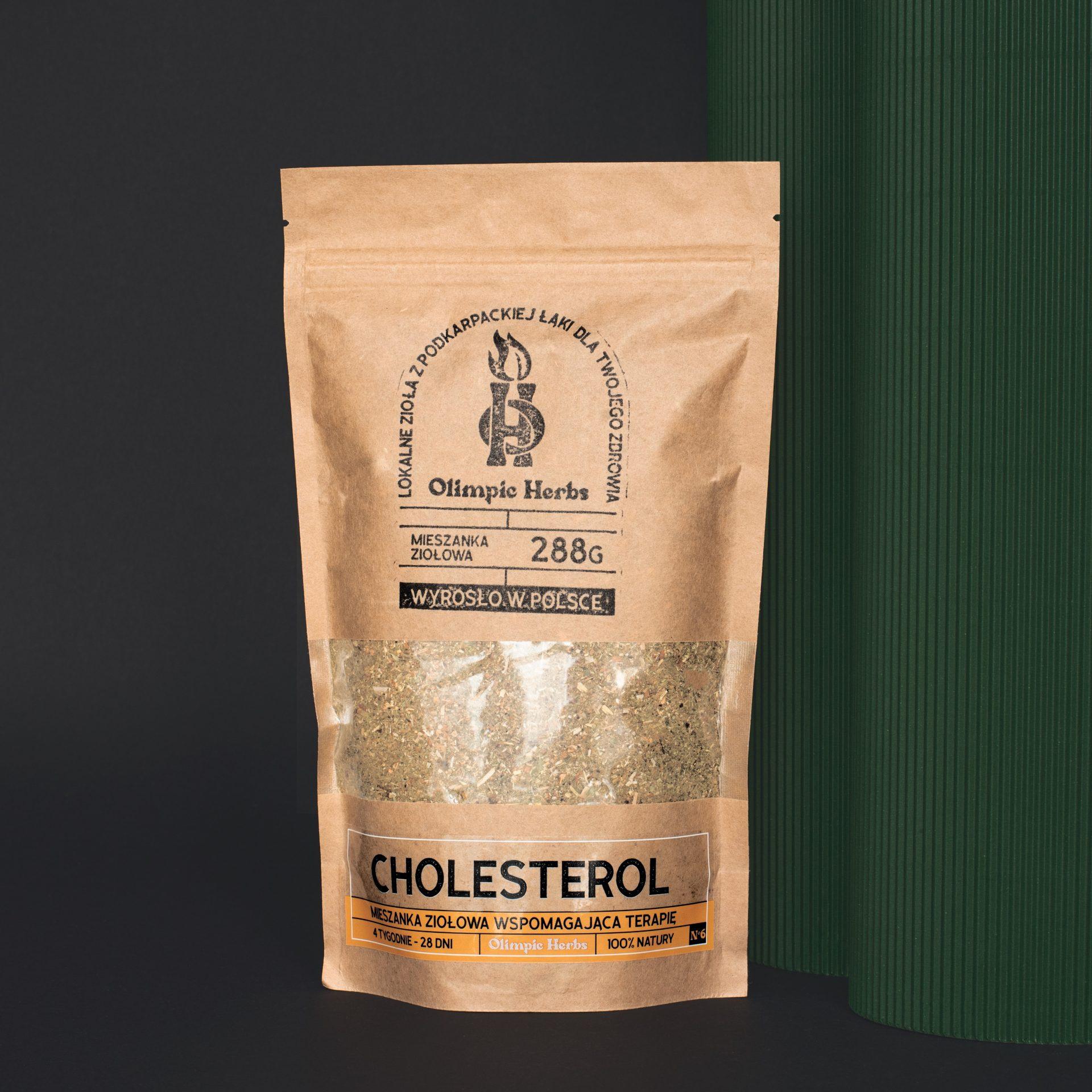 cholesterol zdjęcie na ciemnym tle produktu przedstawiające brązowe opakowanie z papieru ekologicznego z ziołami wewnątrz (Mieszanka ziołowa) na etykiecie znajdują się pomarańczowe elementy oznaczające serię ziół na CHOLESTEROL Olimpic Herbs wspomagające obniżenie cholesterolu
