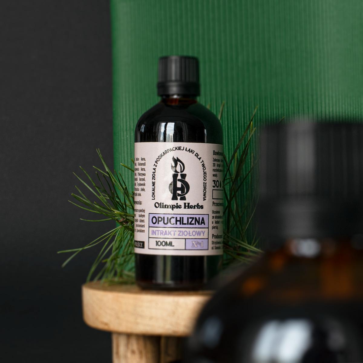 opuchlizna_intraky obraz przedstawiający intrakt ziołowy(brązowa buteleczka) na opuchliznę w artystycznej naturalnej scenerii