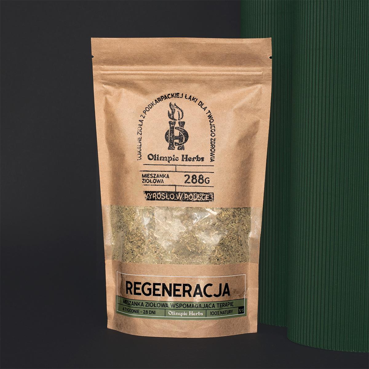 zdjęcie na ciemnym tle produktu przedstawiające brązowe opakowanie z papieru ekologicznego z ziołami wewnątrz (Mieszanka ziołowa) Zioła na regenerację na etykiecie znajdują się zielone elementy oznaczające serię ziół na REGENERACJĘ Olimpic Herbs
