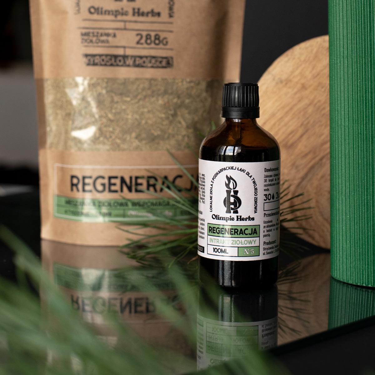 obraz przedstawiający zestaw intrakt(brązowa buteleczka) plus mieszanka ziołowa(brązowa torba ekologiczna) na regenerację, w artystycznej scenerii