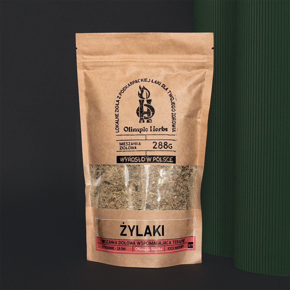 zylaki zdjęcie na ciemnym tle produktu przedstawiające brązowe opakowanie z papieru ekologicznego z ziołami wewnątrz (Mieszanka ziołowa) Zioła na żylaki na etykiecie znajdują się czerwone elementy oznaczające serię ziół na ŻYLAKI Olimpic Herbs
