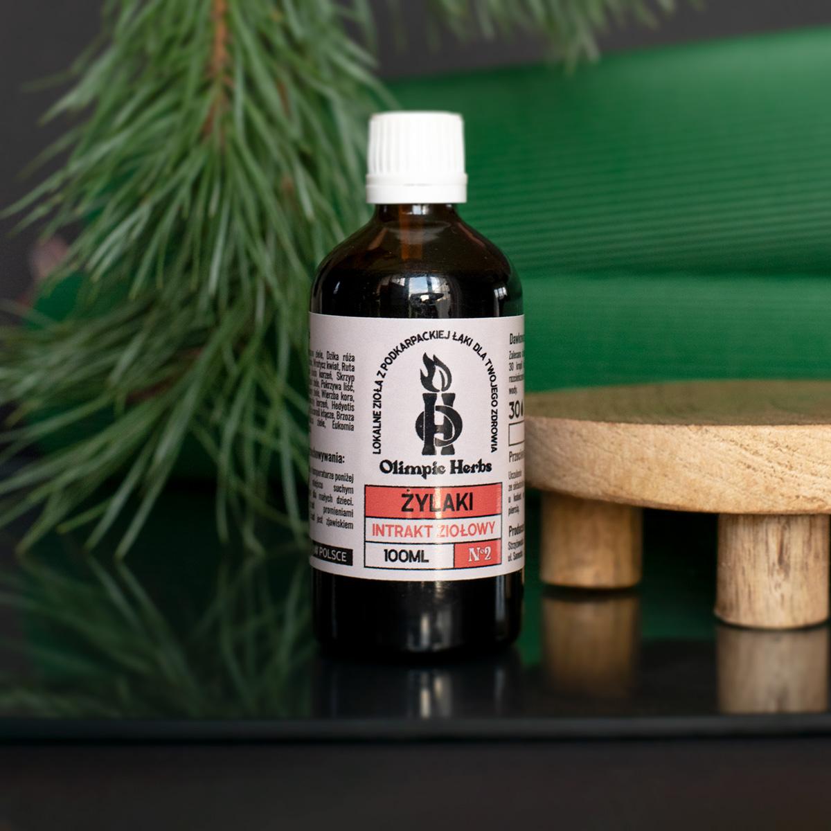 zylaki_intrakt obraz przedstawiający intrakt ziołowy(brązową buteleczkę z białą nakrętką) na żylaki, występujący w artystycznej naturalnej scenerii